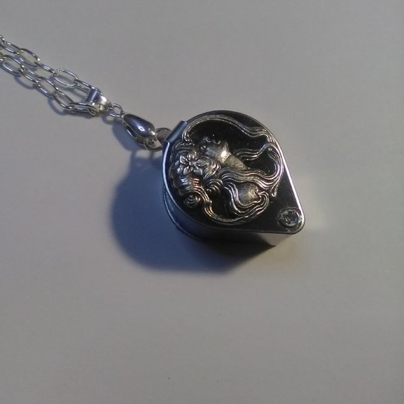 Magnifying Glass Art Nouveau Lady Face Loupe Pendant Necklace 20x - Picture 2 of 8